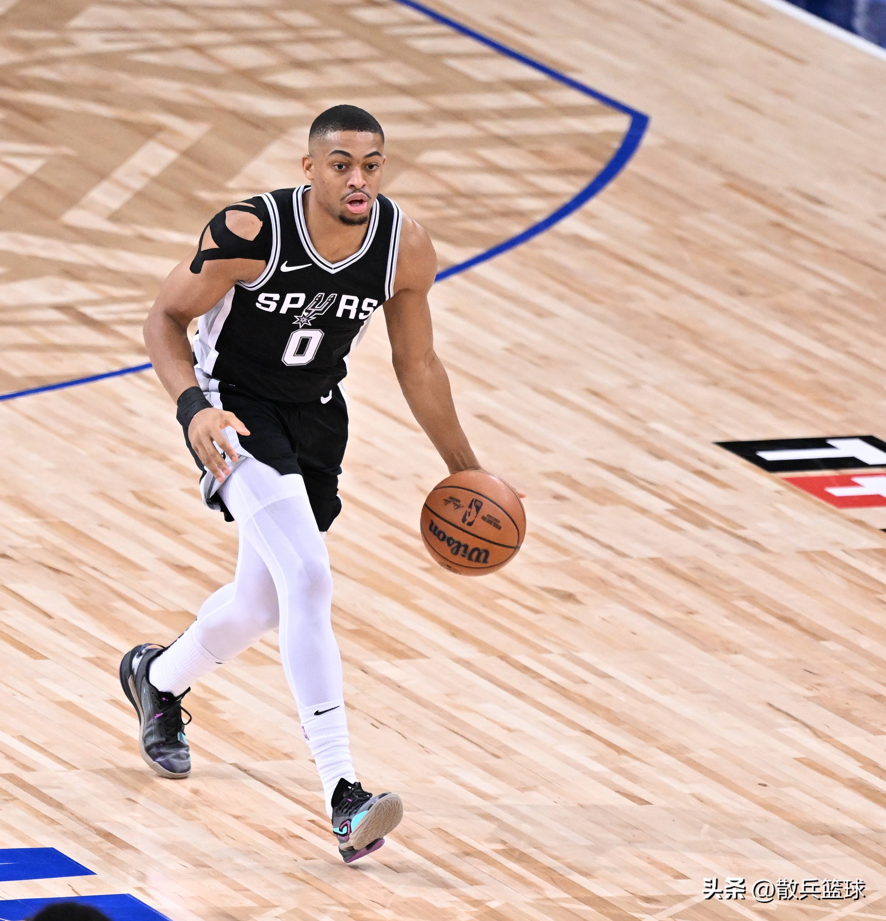 球队外线火力全开，三分球命中率创新高